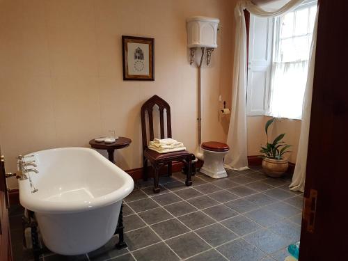 埃尔金Moraybank Bed & Breakfast的带浴缸、卫生间和盥洗盆的浴室