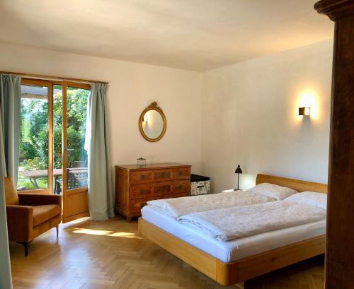 莫尔科泰Casa al Sole的卧室配有床、椅子和窗户。