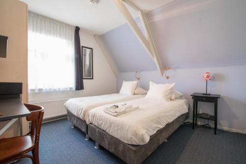 Echten博施奇特酒店的卧室配有一张大白色床和窗户