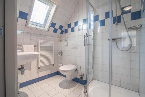Echten博施奇特酒店的带淋浴、卫生间和盥洗盆的浴室