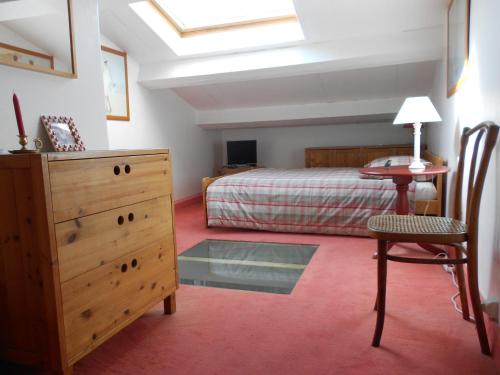 土伦佩契尔庄园旅馆的卧室配有1张床、1张桌子和1把椅子