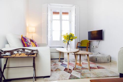 塞维利亚Hispalis Casa Palacio Apartment的客厅配有白色的沙发和桌子