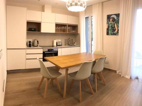 Nuevo Apartamento Moderno Elisa - a 80 metros de la playa para 5 personas的厨房或小厨房