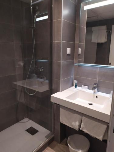 昂蒂布Thalazur Antibes - Résidence & Spa的一间带水槽和淋浴的浴室