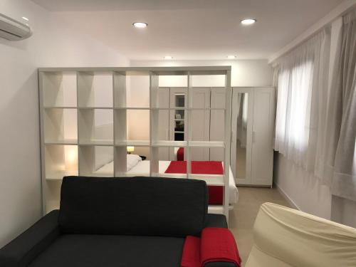 瓦伦西亚Bet Apartments - Reig的客厅配有黑色沙发和床。