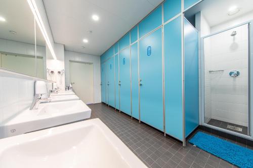 塔林Capsule Hostels Tallinn的浴室配有2个盥洗盆和1个浴缸。