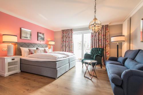 朗格奥Hotel Norderriff的一间卧室配有一张床和一张沙发