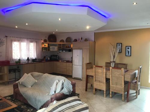 普拉伊拉多比莱尼Bilene Dream House 1的厨房以及带蓝色灯光的客厅。