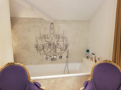 里昂chambre d'hôte Croix-Rousse的一间带吊灯和浴缸的浴室