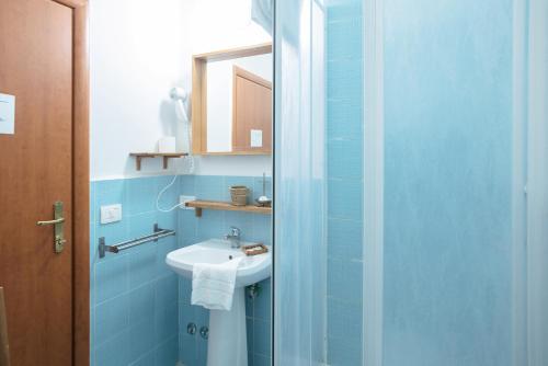 罗马加尔勒尔B＆B酒店的蓝色的浴室设有水槽和镜子