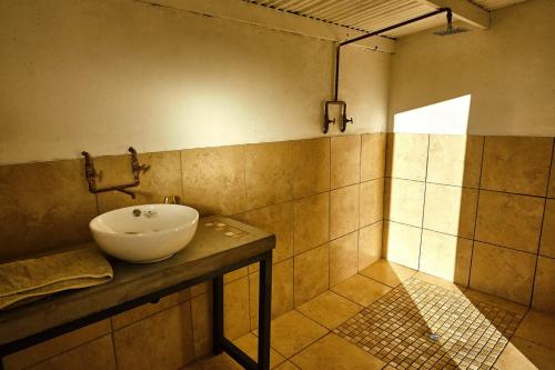 楚梅布ZuriCamp - Campsite Halishi的台面上带白色水槽的浴室