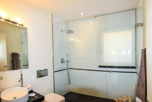 MontrásClub Villamar - Starck的一间带玻璃淋浴和卫生间的浴室
