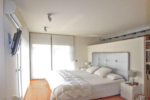 MontrásClub Villamar - Starck的卧室设有一张白色大床和一扇窗户。