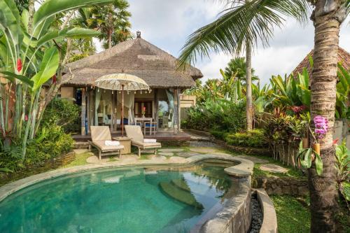 德格拉朗Puri Gangga Resort Ubud的别墅后院的游泳池