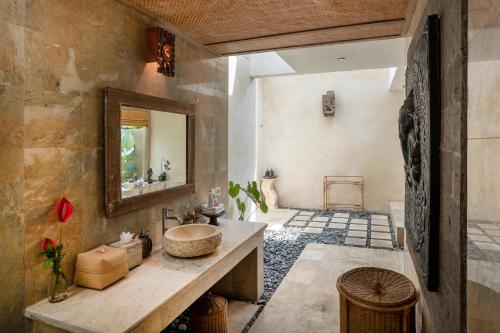 德格拉朗Puri Gangga Resort Ubud的一间带水槽和镜子的浴室