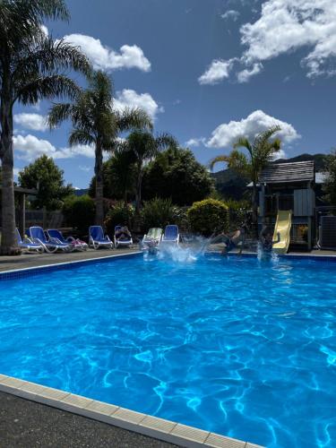 科罗曼德镇Coromandel TOP 10 Holiday Park的度假村内的一个蓝色海水游泳池