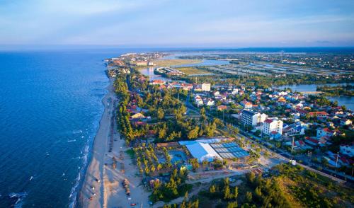 会安会安海滩精品酒店 的海洋旁城市的空中景观