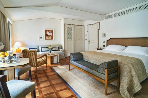 波托菲诺Splendido Mare, A Belmond Hotel, Portofino的酒店客房设有床和客厅。