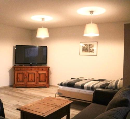 NeußenFerienwohnung Lipizzaner的带沙发和平面电视的客厅