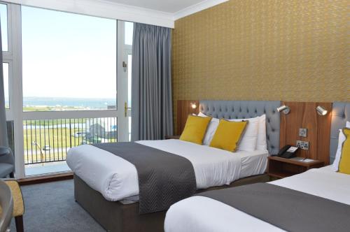 特拉莫尔莫扎迪斯酒店的酒店客房设有两张床和一个阳台。