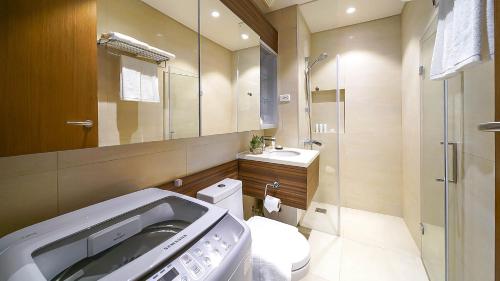 麦克坦Tambuli Seaside Resort and Spa的一间带卫生间、水槽和镜子的浴室