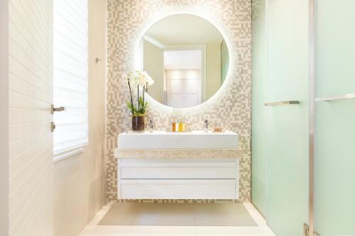 撒尼海滩撒尼海滩酒店的一间带水槽和镜子的浴室