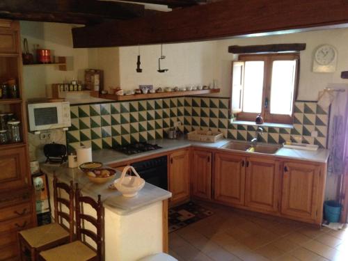 OsorCan Frencis的厨房配有水槽和炉灶 顶部烤箱