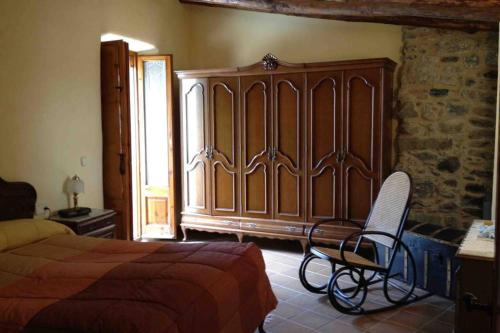 OsorCan Frencis的一间卧室配有一张大型木床和椅子