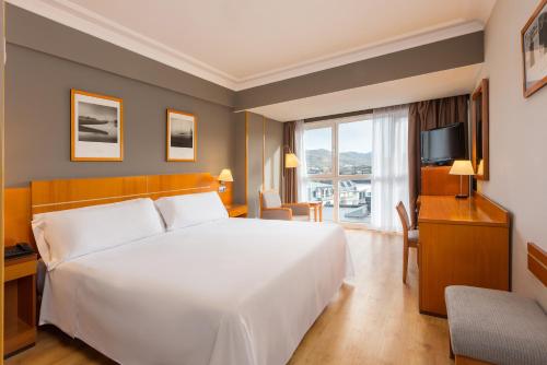 圣塞瓦斯蒂安Hotel San Sebastián Orly, Affiliated by Meliá的卧室配有一张白色大床和电视。