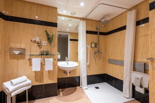 圣塞瓦斯蒂安Hotel San Sebastián Orly, Affiliated by Meliá的一间带水槽和淋浴的浴室