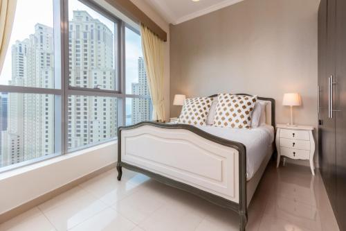 迪拜Quintessential Quarters - Breathtaking 29th Floor Views的一间卧室设有一张床和一个大窗户