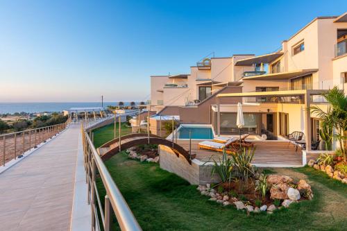 赫索尼索斯Onira Suite Dreams的带阳台的海景度假屋