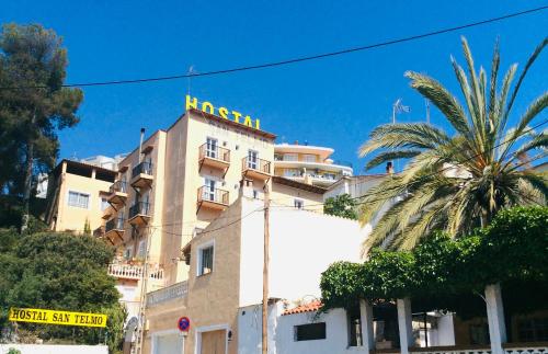 马略卡岛帕尔马圣特尔莫旅馆的前面有棕榈树的建筑