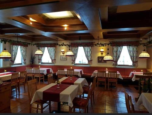 Selzthalvidimo se的用餐室设有桌椅和窗户。