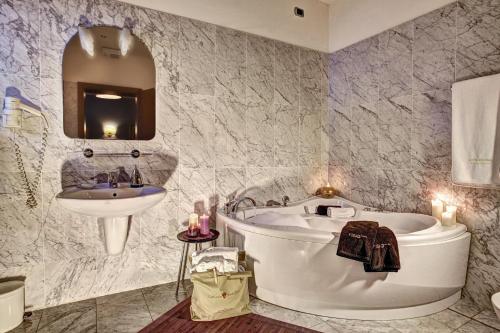 圣马蒂诺-迪卡斯特罗扎利金娜酒店的带浴缸和盥洗盆的浴室