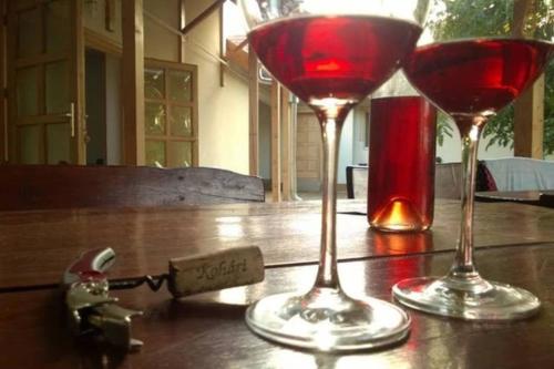 艾格扎洛克可哈利旅馆的桌子上放两杯红葡萄酒