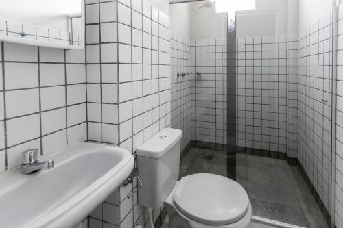 阿拉沙Hotel Araxá的白色的浴室设有卫生间和水槽。
