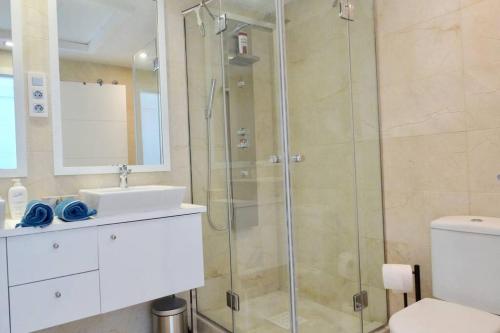 卡萨雷斯B3 Casares del Mar的带淋浴、盥洗盆和卫生间的浴室