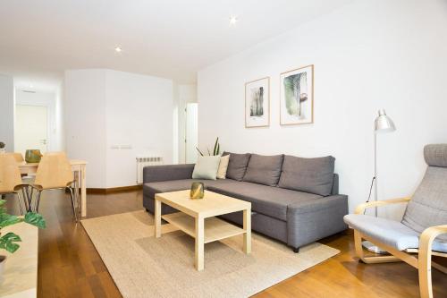 巴塞罗那Les Corts Exclusive Apartments by Olala Homes的客厅配有沙发和桌子