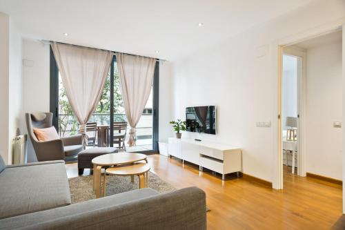 巴塞罗那Les Corts Exclusive Apartments by Olala Homes的客厅配有沙发和桌子
