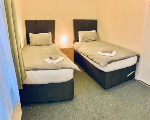 贝德福德米尔酒店的两张睡床彼此相邻,位于一个房间里