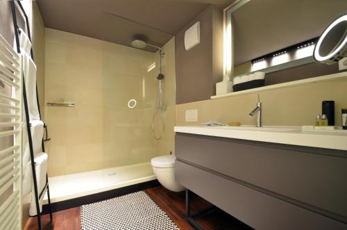 慕尼黑Luxury Omaruru-Design-Apartment Deluxe的一间带水槽、卫生间和镜子的浴室