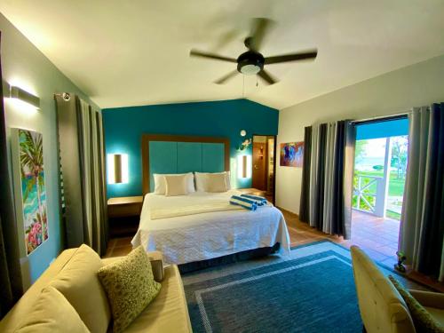 别克斯蓝色视野精品度假村的一间卧室配有一张床和吊扇
