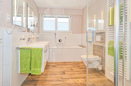 比伯拉赫Hotel Garni Bergblick的白色的浴室设有卫生间和水槽。