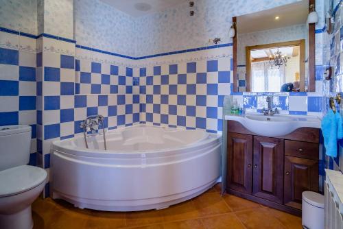 贝拉德蒙凯奥CASA RURAL VILLA DE VERA的带浴缸、盥洗盆和卫生间的浴室