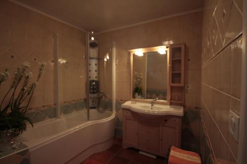 多尔德布列塔尼莱斯莱瓦莱杜住宿加早餐旅馆的带浴缸、水槽和浴缸的浴室