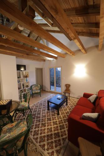 拉巴罗什Chalet les airelles的客厅配有红色的沙发和桌子