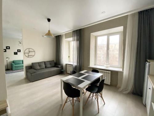 莫斯科Aparthotel Lind的客厅配有桌椅和沙发