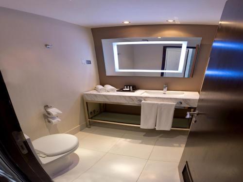 安托法加斯塔斯帕可酒店的一间带水槽、卫生间和镜子的浴室