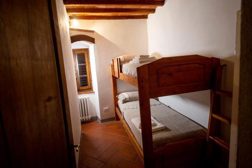 基安蒂格雷夫Il Papavero - Montefioralle Apartment的一间小房间,房子里设有两张双层床
